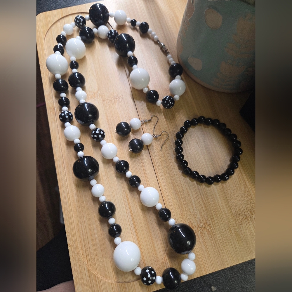 Black and White Beaded Jewelry Set - Picture 2 of 6